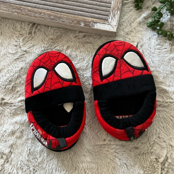 Toddler Boy Spider-Man Slippers - Size 7/8 - Picture 2 of 3